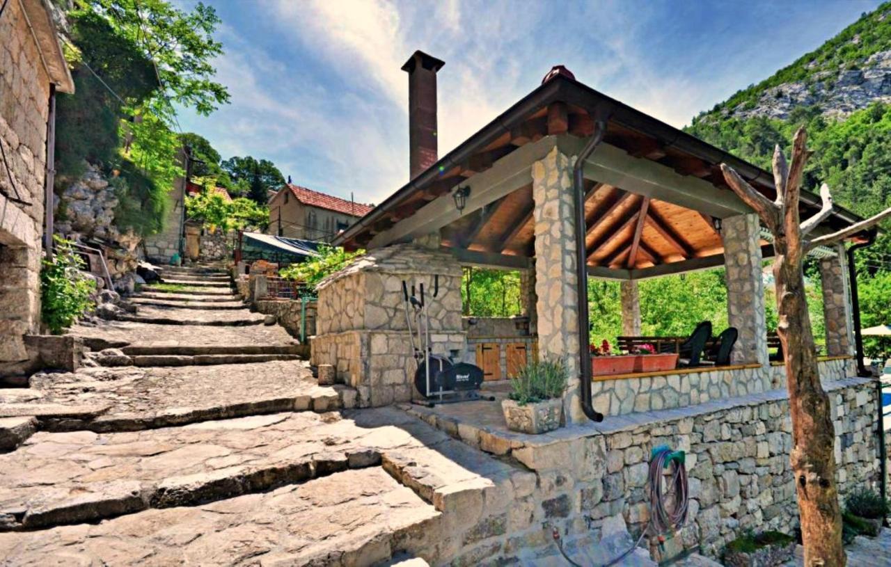 Holiday Home With A Private Pool Podspilje  Bagian luar foto