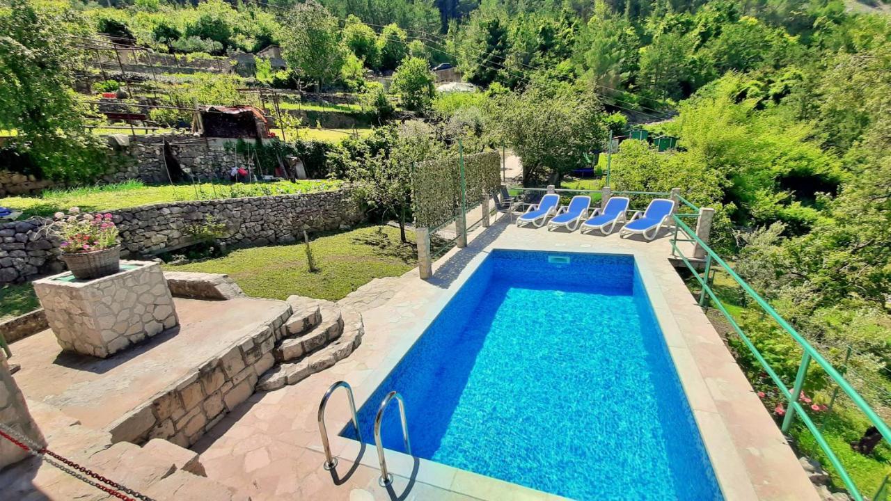 Holiday Home With A Private Pool Podspilje  Bagian luar foto